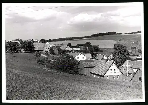 Fotografie unbekannter Fotograf, Ansicht Hinterrod / Thüringen, Wohnhäuser & Gehöft am Ortsrand