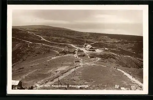 AK Riesengebirge, Blick vom Koppenweg auf Riesenbaude und Schlesierhaus