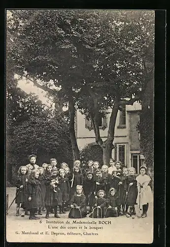 AK Chartres, Institution de Mademoiselle Roch, L`une des cours et le bosquet