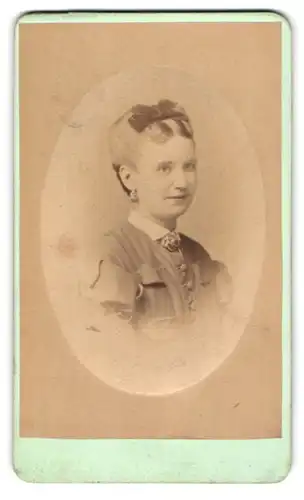 Fotografie A. Krebs, Mühlhausen i /Thüringen, Kiliansgraben, Junge Dame mit Kragenbrosche