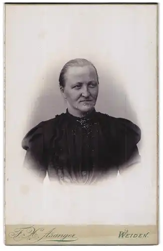 Fotografie F. H. Asanger, Weiden, Bahnhof-Str., Dame in schlichtem Schwarz