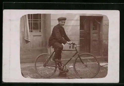 Foto-AK Fahrrad fahrender Bursche in zeitgenössischer Kleidung