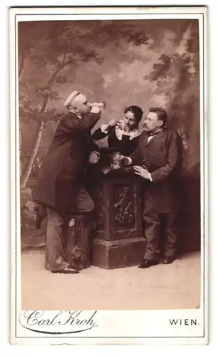 Fotografie Carl Kroh, Wien, Portrait Student mit Buckligem Mann beim Bier trinken im Atelier