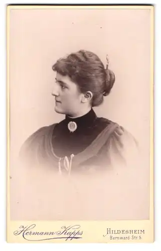 Fotografie Hermann Kapps, Hildesheim, Bernward-St. 5, Junge Dame mit Kragenbrosche