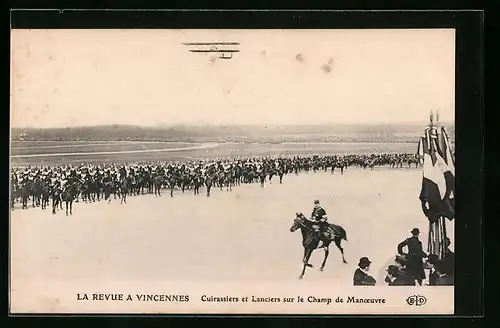 AK Vincennes, La Revue - Cuirassiers et Lanciers sur le Champ de Manoeuvre