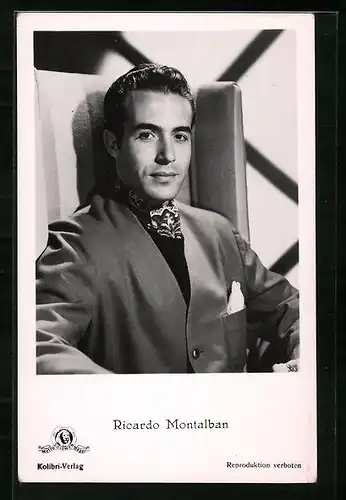 AK Schauspieler Ricardo Montalban in einem Sessel sitzend