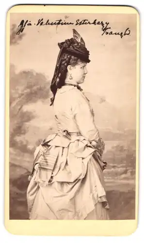 Fotografie C. R. v. Sternfeld, Franzensbad, Portrait Gräfin Valentina Esterhazy im Seitenprolf mit Kleid und Hut