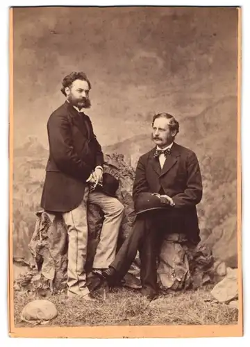 Fotografie Tschopp, Gleichenberg, Portrait Schriftsteller Albrecht Graf zu Wickenburg und sein Bruder Graf Ottokar