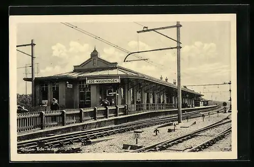 AK Ede-Wageningen, Bahnhof mit Passanten