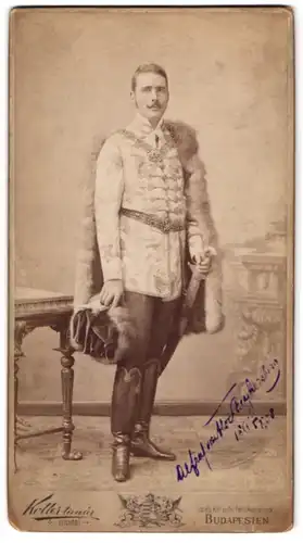 Fotografie Koller Karoly, Budapest, Portrait Alfred von Flock-Reichersberg in Magnaten Uniform, mit Auograph