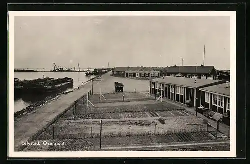 AK Lelystad, Wohnhäuser am Hafen