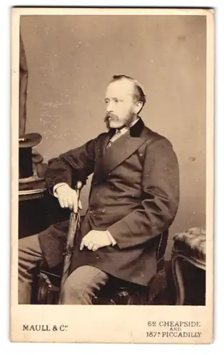 Fotografie Maull & Co., London, 187a. Piccadilly, Gutbürgerlicher Herr mit Backenbart mit Regenschirm im Halbprofil