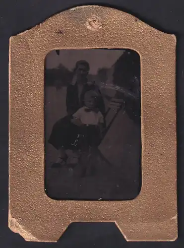 Fotografie Ferrotypie Mutter mit ihren kleine Sohn in kurzen Hosen und weisserm Hemd mit Fliege, im Passepartout-Rahmen