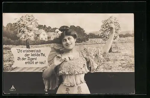 Foto-AK Photochemie Berlin Nr. 4347-7: Fräulein im Kleid vor einer Ortskulisse zur Baumblüte