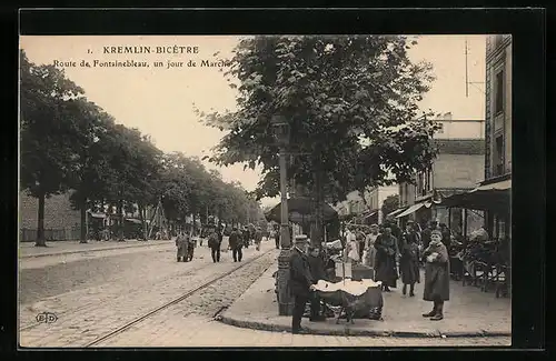 AK Kremlin-Bicetre, Route de Fontainebleau, un jour de Marche, Antiquitätenhandel