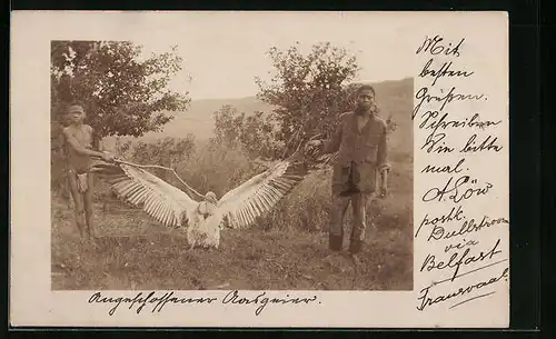 Foto-AK Afrikanische Jäger mit Geier