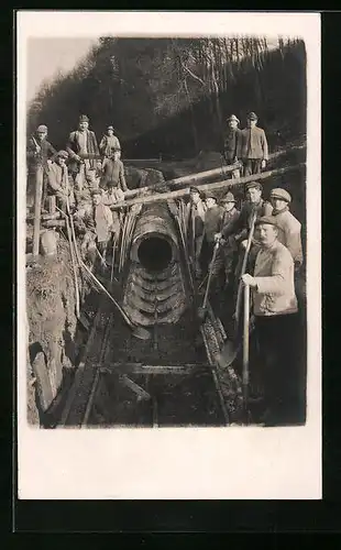 AK Kanalbauer mit Schaufeln an einer Tunnelröhre