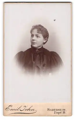 Fotografie Emil John, Hildesheim, Zingel 29, Schönes Fräulein mit Puffärmeln