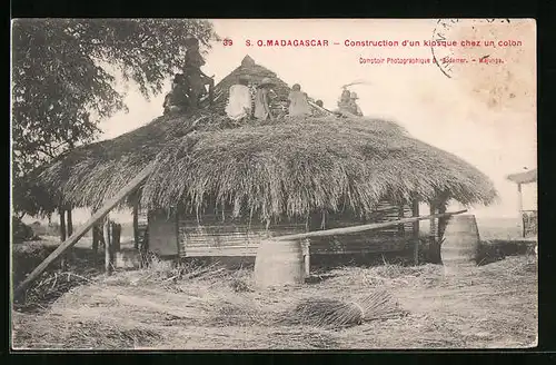 AK Madagascar, Construction d`un kiosque chez un colon