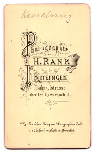 Fotografie H. Rank, Kitzingen, Bahnhofstr. Junger Herr im Anzug mit Fliege