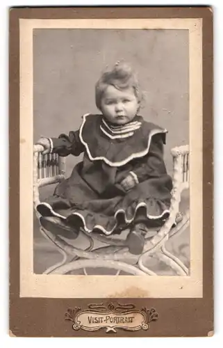 Fotografie R. Baumgarten, Bernburg, Süsses Kleinkind im modischen Kleid