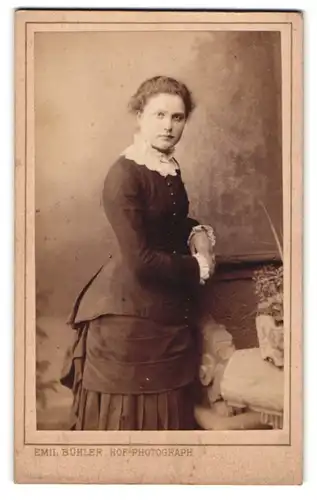 Fotografie Emil Bühler, Mannheim, Junge Dame in hübscher Kleidung