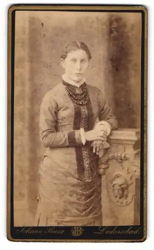 Fotografie Johann Beine, Lüdenscheid, Altena-Str., Modisch gekleidete Dame mit Halskette