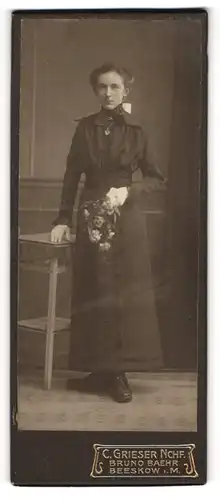 Fotografie C. Grieser Nachf., Beeskow i /M., Berlinerstr. 21, Junge Dame im Kleid mit Blumen