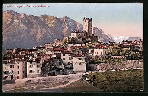 AK Malcesine /Lago di Garda, Ortsansicht mit Burganlage und Bergpanorama