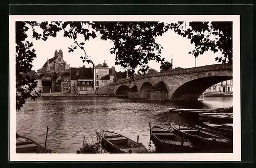 AK Villeneuve-sur-Yonne, Bords de l`Yonne - Le pont et l`Eglise