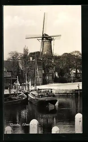 AK Gouda, Ijssel, Schiffe mit Blick zur Windmühle