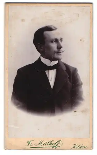 Fotografie Fr. Mülhoff, Hilden, Klotzstrasse 13, Portrait eleganter Herr mit Fliege