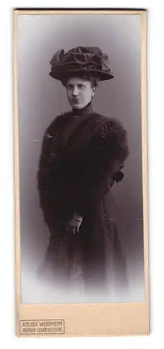 Fotografie Ateleir Wertheim, Berlin, Leipzigerstr., junge Dame in dunklen Kleid mit Federboa und Hut