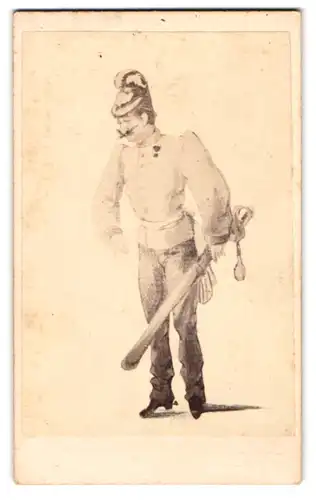 Fotografie unbekannter Fotograf und Ort, K.u.K. Soldat in Uniform mit Knüppel und Orden, Karikatur, 1865