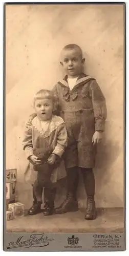 Fotografie Max Fischer, Berlin, Invalidenstr. 164, Knabe & kleine Schwester mit Teddybär