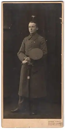 Fotografie Robert Kubitz, Bautzen, Postplatz 2, Soldat Einjährig Freiwilliger in Uniform Feldgrau mit Mantel, 1.WK