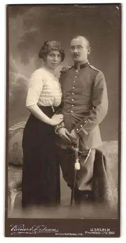 Fotografie Richard Kasbaum, Berlin, Friedrichstr. 125, Uffz. in Uniform mit Säbel nebst hübscher Braut