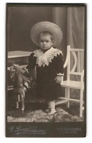 Fotografie Gotthold Sauer, Wittenberg, Jüdenstr. 10, Mädchen im Samtkleid mit Schaukelpferd