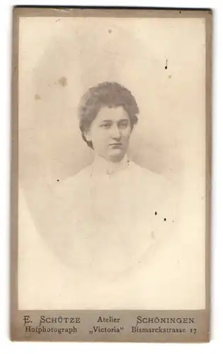 Fotografie Atelier Victoria, Schöningen, Bismarckstr. 17, Portrait brünette Schönheit in weisser Bluse