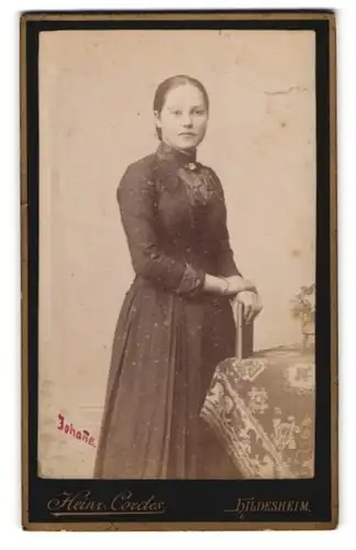 Fotografie Heinr. Cordes, Hildesheim, Neue Osterstr. 19, Junge Dame im hübschen Kleid mit Buch