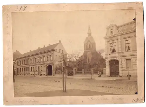 Fotografie unbekannter Fotograf, Ansicht Aschersleben, Strassenpartie mit Blick auf die katholische Kirche