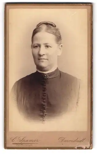 Fotografie C. Spamer, Darmstadt, Ernst Ludwig-Str.7, Frau in geknöpfter Jacke