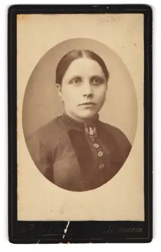 Fotografie Heinz Cordes, Hildesheim, Neue Osterstr. 19, Portrait einer jungen Frau mit Perlenkette