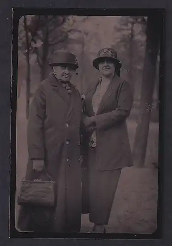 Fotografie Ferrotypie Grossmutter mit Handtasche & Hut nebst Hausfrau im Sonntagskleid