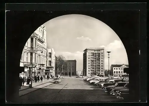 AK Rostock, Blick von den Postarkaden auf das Hochhaus am Ernst-THälmann-Platz