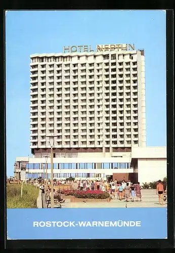 AK Rostock-Warnemünde, Hotel Neptun, flanierende Urlauber