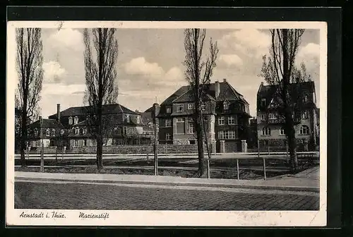 AK Arnstadt /Thür., Strassenpartie mit Marienstift