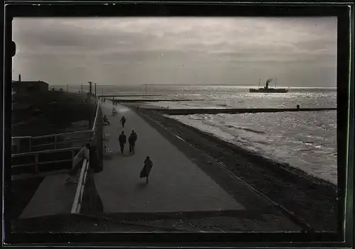 Fotografie unbekannter Fotograf, Ansicht Norderney, Abendstimmung an der Strandpromenade