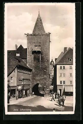 AK Jena, Passanten vor dem Johannistor, Jenaer Bücherstube