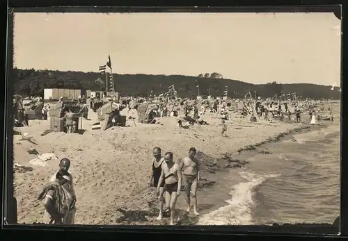 Fotografie unbekannter Fotograf, Ansicht Timmendorf, Badegäste im gut gefüllten Strandbad